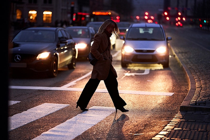 Forsidebillede med kvinde, der går i trafikken